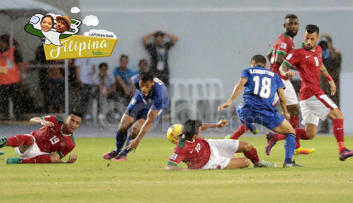 Pemain Indonesia dan Thailand berebut bola pada laga Piala AFF 2016 di Philippine Sports Stadium, Filipina, Sabtu (19/11/2016). Indonesia kalah 2-4 dari Thailand. (Bola.com/Nicklas Hanoatubun)