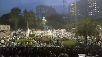 Demo Ricuh, Demonstran Pukul Mundur Polisi Hingga Depan Istana
