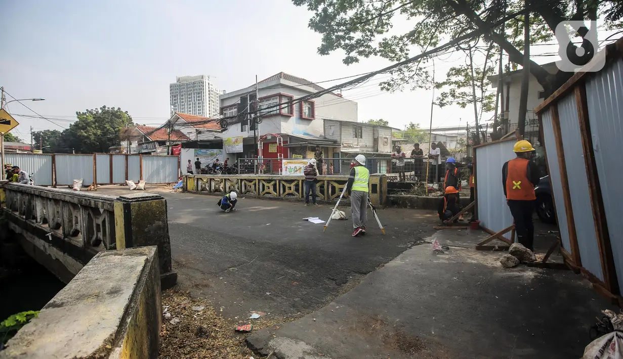 Pekerja menyelesaikan proyek revitalisasi Jembatan Cibubur, Jakarta, Selasa (2/8/2022). Revitalisasi ditargetkan selesai pada 6 November 2022. (Liputan6.com/Faizal Fanani)