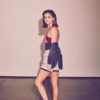 Usai putus dari The Weeknd, Selena Gomez pun sendiri sudah kembali ke pelukan Justin Bieber pada 2 November lalu. Sementara saat ini Abel masih berusaha mendapatkan Bella Hadid kembali. (instagram/selenagomez)