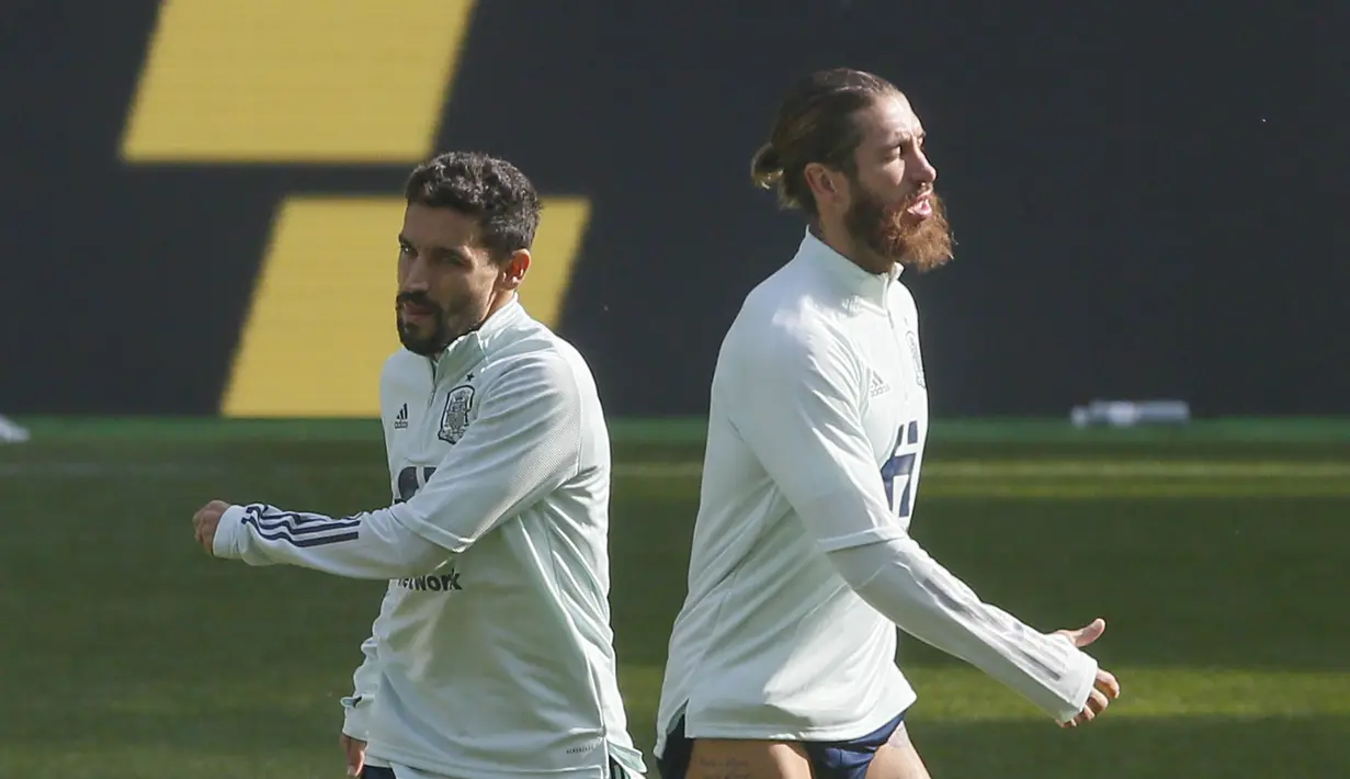 Bek Spanyol, Sergio Ramos (kanan) dan gelandang Jesus Navas melakukan pemanasan selama sesi latihan tim di Stadion NSK Olimpiyskiy, Ukraina (12/10/2020). Spanyol akan bertanding melawan Spanyol dalam  lanjutan UEFA Nations League Divisi A Grup 4 (A4). (AP Photo/Efrem Lukatsky)