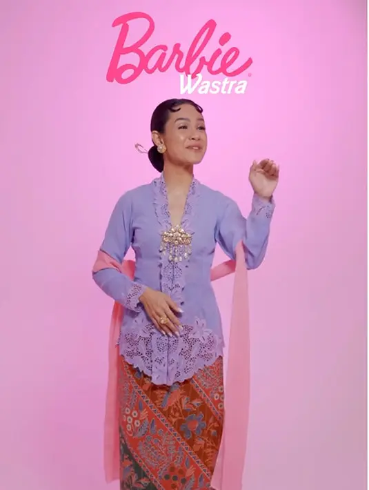 Berikutnya, Andien Aisyah kenakan kebaya Kartini berwarna ungu dan kain batik. Selendang tipis polos jadi aksen yang menawan [@andienaisyah]