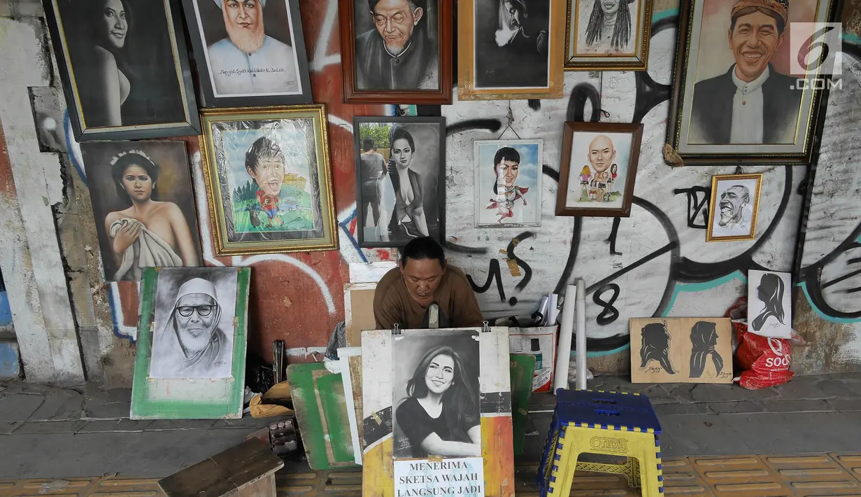 Seorang pelukis membuat lukisan di trotoar Kawasan Glodok, Jakarta, Selasa (15/5). Pelukis trotoar yang terhimpun dalam kelompok pelukis Kota ini menjual hasil lukisannya dan juga menawarkan jasa lukis potret. (Liputan6.com/Herman Zakharia)