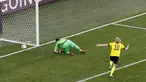 Gelandang  Swedia, Emil Forsberg (kanan) melakukan beselebrasi usai mencetak gol penalti ke gawang Slovakia pada pertandingan grup E Euro 2020 di stadion Saint Petersburg, di St. Petersburg, Rusia, Jumat (18/6/2021). Swedia menang tipis atas Slovakia dengan skor 1-0. (Anton Vaganov/Pool via AP)