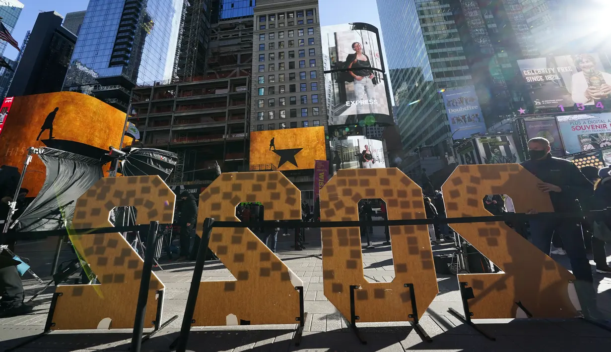 Tanda 2022 dipajang di Times Square, New York, Senin (20/12/2021). Wali Kota New York City Bill de Blasio mengatakan keputusan akan diambil pada Hari Natal mendatang mengenai apakah NYC akan tetap mengadakan acara perayaan pergantian tahun seperti tahun-tahun sebelum pandemi. (AP Photo/Seth Wenig)