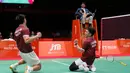 Ganda putra Indonesia Daniel Marthin (kiri) dan Leo Rolly Carnando merayakan kemenangan setelah mengalahkan pasangan China Liang Weikeng dan Wang Chang pada pertandingan final ganda putra bulu tangkis Asian Games 2026 di Ichinomiya, Jepang, Selasa (29/9/2026). (AP Photo/Dita Alangkara)
