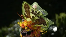 Bagi kalangan wanita, gelaran ini merupakan saatnya tampil menawan dengan ciri khas penggunaan hiasan rambut seperti head piece, topi, dan lain sebagainya.(AP Photo/Alastair Grant)