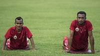 Gelandang anyar Persija, Arthur Bonai (kanan), melakukan pendinginan saat latihan perdana di Lapangan Sutasoma, Jakarta, Senin (18/12/2017). Arthur didatangkan Macan Kemayoran dari Persiwa. (Bola.com/Vitalis Yogi Trisna)