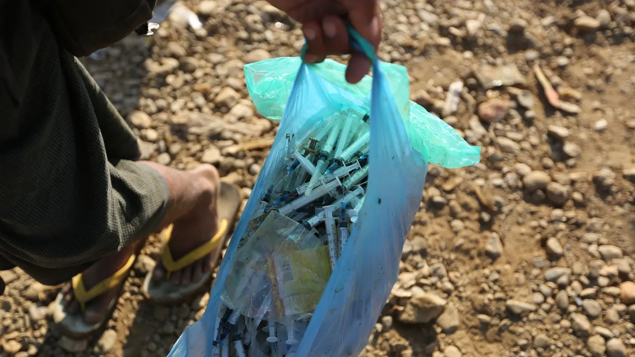 20151216-Potret Suram Penambang Batu Giok Myanmar yang Ketagihan Heroin Untuk Obat Kuat