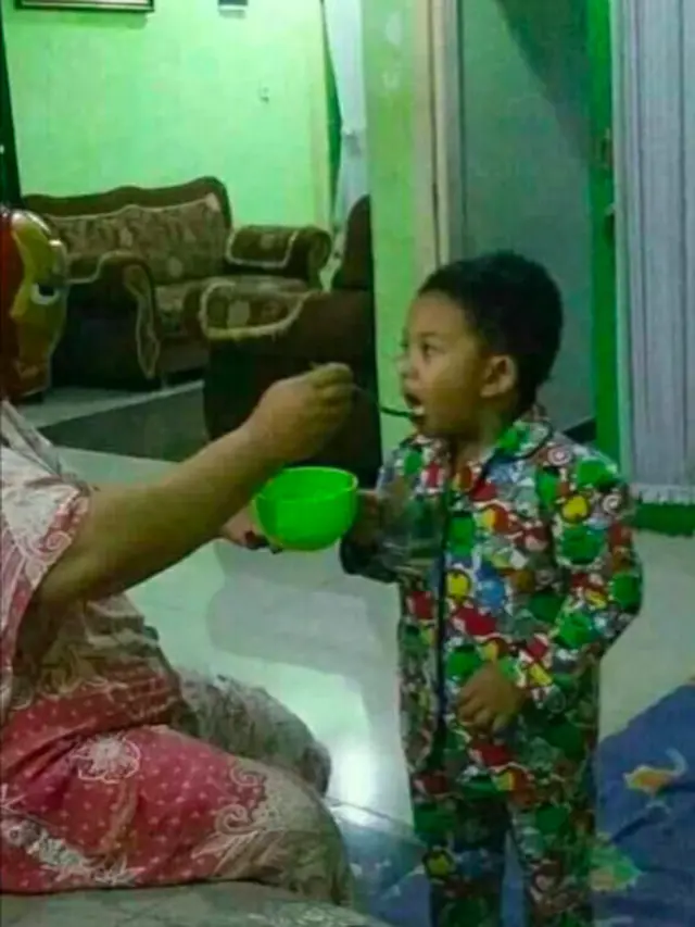 6 Kelakuan Kocak Orangtua Saat Asuh Anak, Dijamin Bikin Ketawa