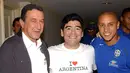 (6/6/2005) - Diego Maradona (tengah) berfoto bersama pelatih Brasil, Carlos Alberto Parreira (kiri) dan bek Brasil, Roberto Carlos di sebuah hotel di Buenos Aires, Argentina menjelang pertemuan Argentina dan Brasil dalam Kualifikasi Piala Dunia 2006. (AFP/Nilton Santos/CBF)