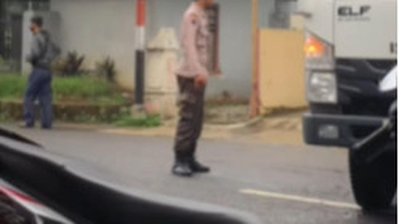 'Marselino' Tiba-Tiba jadi Satpam Parkirkan Mobil di Toko
