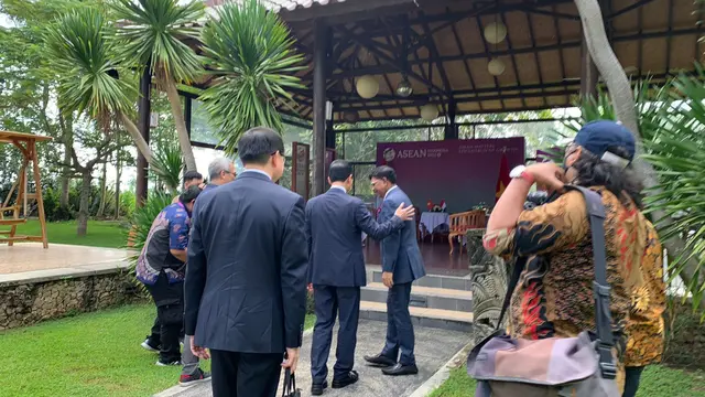 Pertemuan bilateral antara Menteri Komunikasi dan Informatika RI Johnny G.Plate dengan Menkominfo Vietnam Nguyen Manh Hung di sela-sela acara KTT ke-23 ASEAN 2023 di Labuan Bajo, Nusa Tenggara Timur (NTT). (Liputan6/Benedikta Miranti)