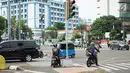 Pengendara sepeda motor melawan arus lalu lintas di perempatan lampu merah kawasan Gondangdia, Jakarta, Senin (29/4/2019). Rendahnya kesadaran tertib berlalu lintas menyebabkan para pengendara nekat melawan arus. (Liputan6.com/Immanuel Antonius)