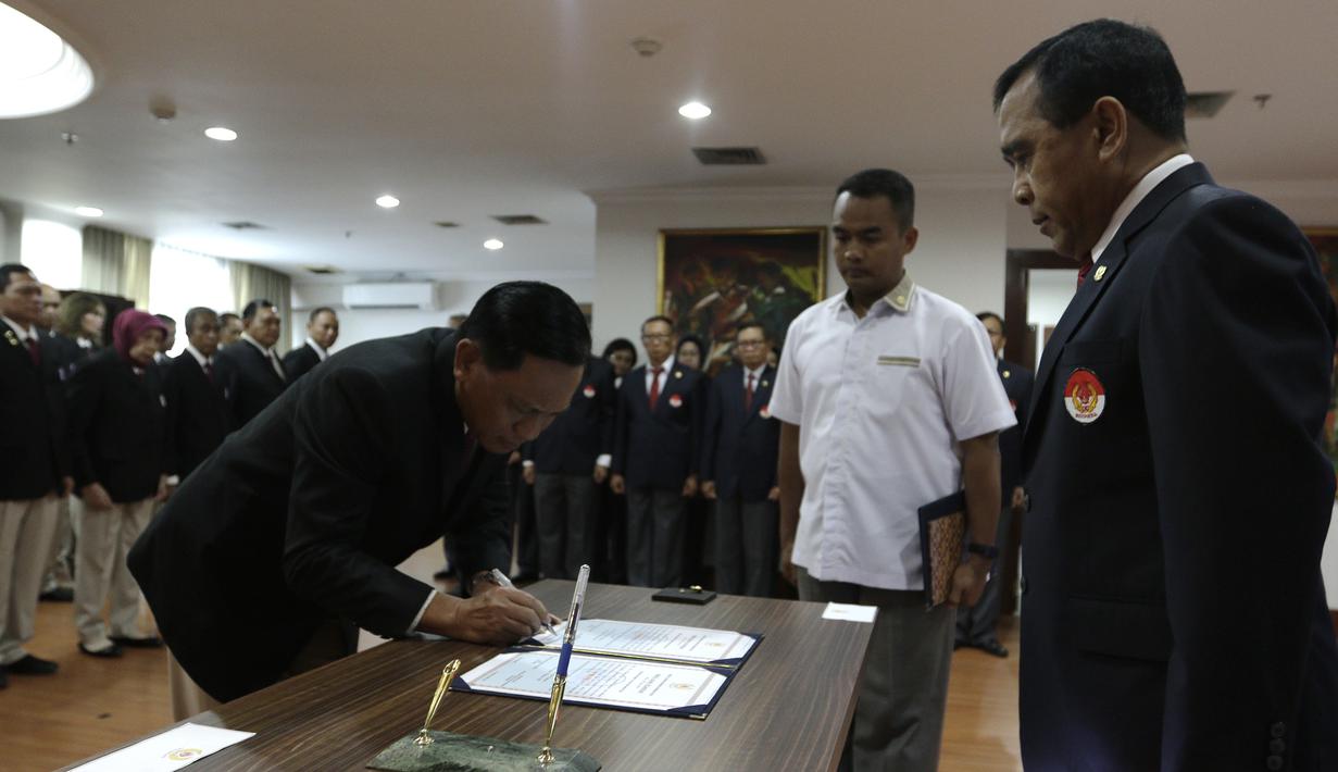 Ketua Umum Pengurus Pusat PBVSI, Imam Sudjarwo, saat pengukuhan dan pelantikan di Gedung KONI, Jakarta, Kamis (28/2). Imam Sudjarwo terpilih kembali sebagai ketua untuk periode 2018-2022. (Bola.com/Yoppy Renato)