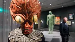 Patung tokoh Saucer-Man dari film “Invasion the Saucer-Man” (1957) di Museum Peabody Essex, Massachusetts, Rabu (9/8). Pameran ini juga dilengkapi dengan gitar listrik, topeng raksasa dan patung film horor serta sci-fi koleksi Hammet. (AP/Michael Dwyer)