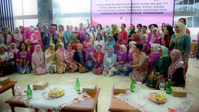 Persaudaraan Isteri Anggota atau PIA DPR RI melakukan kegiatan sosial yang berbentuk donor darah bersama Palang Merah Indonesia (PMI) Pusat.