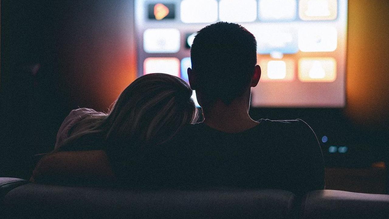 2. Menonton TV agar Rileks Sebelum Tidur