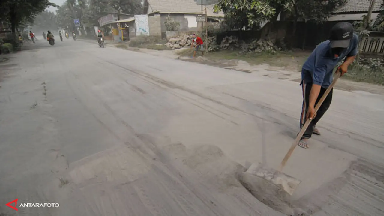 abu-gunung-kelud-1-140214c.jpg