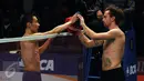 Tunggal putra Malaysia, Lee Chong Wei (kiri) bertukar baju dengan Jan O Jorgensen (Denmark) usai laga final BCA Indonesia Open 2016, Jakarta, Minggu (5/6/2016). Lee Chong Wei unggul 17-21, 21-19, 21-17. (Liputan6.com/Helmi Fithriansyah)