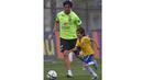 Kaka bersama putranya Luca berlatih bersama disela-sela pemusatan latihan jelang laga penyisihan Piala Dunia 2018 di Sao Paulo, Brasil, Selasa (10/11/2015). (AFP Photo/Nelson Almeida)