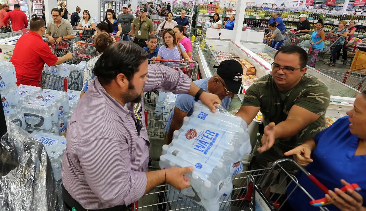 Warga Florida mengantre untuk membayar belanjaan mereka di BJ Wholesale, Miami, Selasa (5/9). Pasca Florida mengumumkan keadaan darurat menjelang badai Irma, warga menyerbu toko k memenuhi stok barang kebutuhan mereka. (Roberto Koltun/Miami Herald via AP)