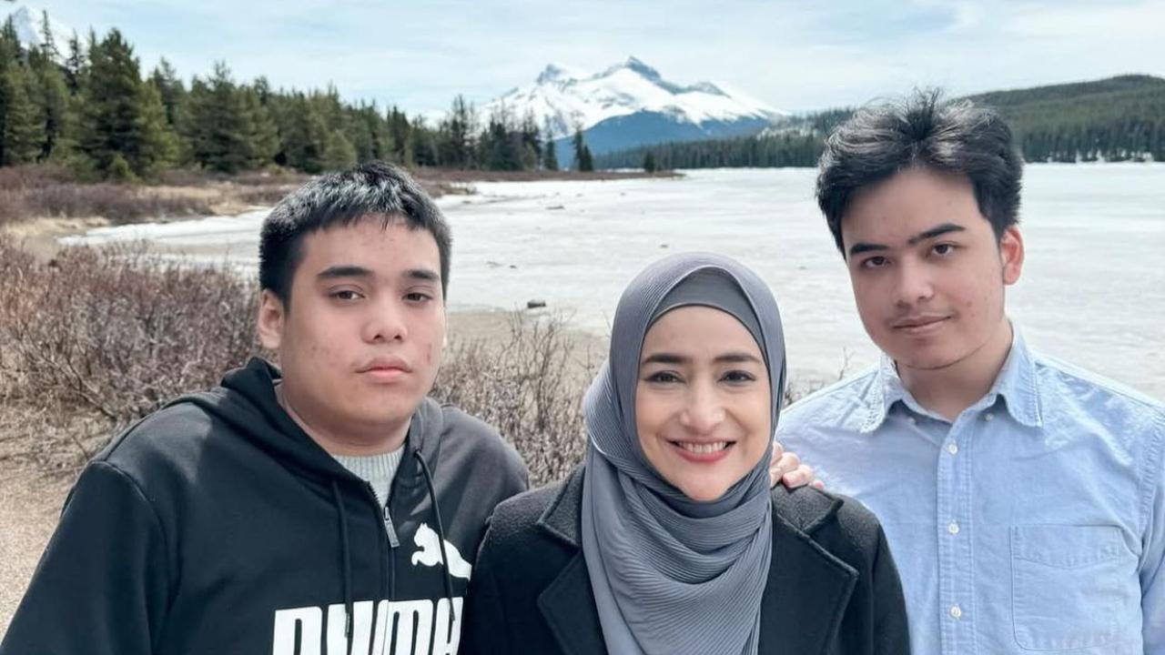 7 Potret Omar dan Keanu Anak Kembar Cindy Fatikasari di Usia 21, Wajah Tampan Mereka Bikin Netizen Terpesona