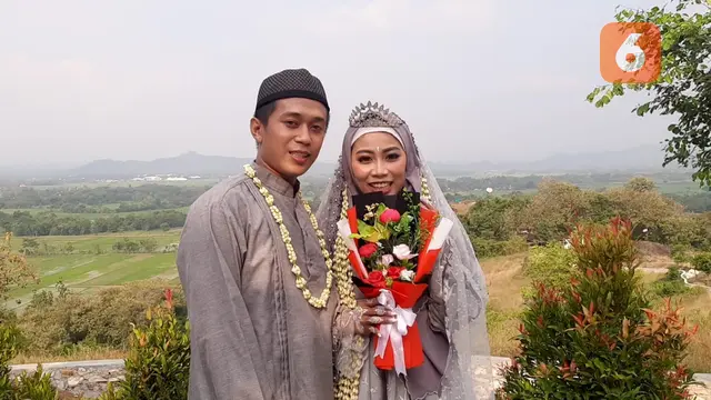 Patahkan Mitos, Sejoli Ini Menikah di Gunung Pegat