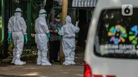 Tim medis menggunakan alat pelindung diri (APD) setelah memeriksa kondisi orang yang tergeletak di Jalan Merdeka Barat, Jakarta, Kamis (23/4/2020). Usai dilakukan pemeriksaan oleh tim medis, tunawisma tersebut dinyatakan negatif covid-19. (Liputan6.com/Faizal Fanani)