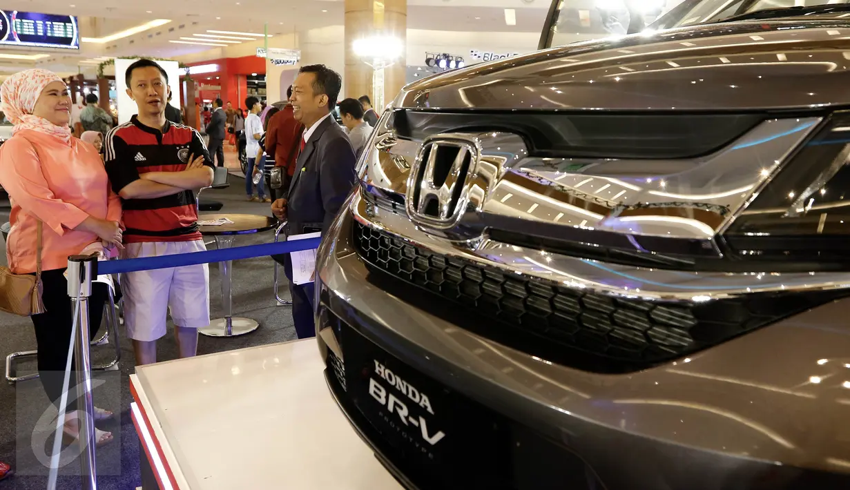Pengunjung melihat pameran mobil Honda di Summarecon Mal Serpong, Tangerang, Minggu (29/11/2015). Pameran yang digelar Honda Jakarta Center bertajuk Honda Kemilau (Kemeriahan Spesial Akhir Tahun). (Liputan6.com/Fery Pradolo)