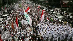 Suasana saat ribuan massa yang tergabung dalam Gerakan Nasional Pengawal Fatwa Majelism Ulama Indonesia (GNPF MUI) melakukan demonstrasi memadati jalan Medan Merdeka Timur, Jakarta, Jumat (4/11). (Liputan6.com/Johan Tallo)