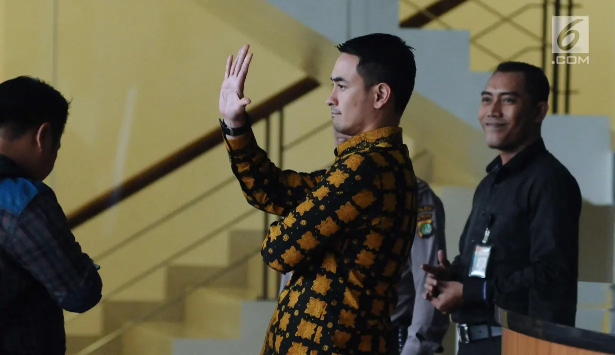 Gubernur Jambi, Zumi Zola melambaikan tangan jelang meninggalkan gedung KPK, Jakarta, Senin (22/1). Zumi Zola dimintai keterangan terkait penyelidikan baru terkait kasus dugaan suap dana APBD Provinsi Jambi. (Liputan6.com/Helmi Fithriansyah)