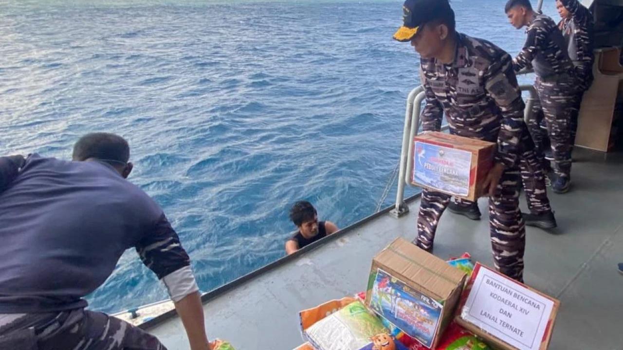 Respons Cepat TNI AL, KRI Dorang-874 Salurkan Bantuan Kemanusiaan di Halmahera Barat