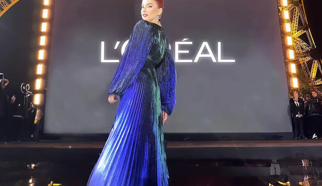 Di kesempatan itu, Tasya mengenakan Givenchy V-neck Silk-blend Pleated Lamé Dress dan mini bag dari Rinaldy A Yunardi. [@tasyafarasya]