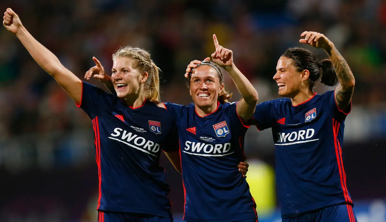 Ekspresi pemain Lyon, Camille Abily (tengah) usai mencetak gol dalam pertandingan final Liga Champions Wanita antara Lyon dan Wolfsburg di Stadion Valeriy Lobanovskiy, Kiev, Ukraina (Kamis/5). (AP Photo/Efrem Lukatsky)