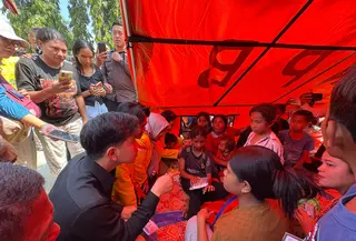 Wakil Presiden Gibran Rakabuming mengunjungi salah satu posko pengungsian warga terdampak gempa Nusa Tenggara Timur (NTT) di SD Inpres LXXVI Wairklau, Kabupaten Sikka, Kamis (20/8/2026). (Liputan6.com/ Dok. Sekretariat Kepresidenan)