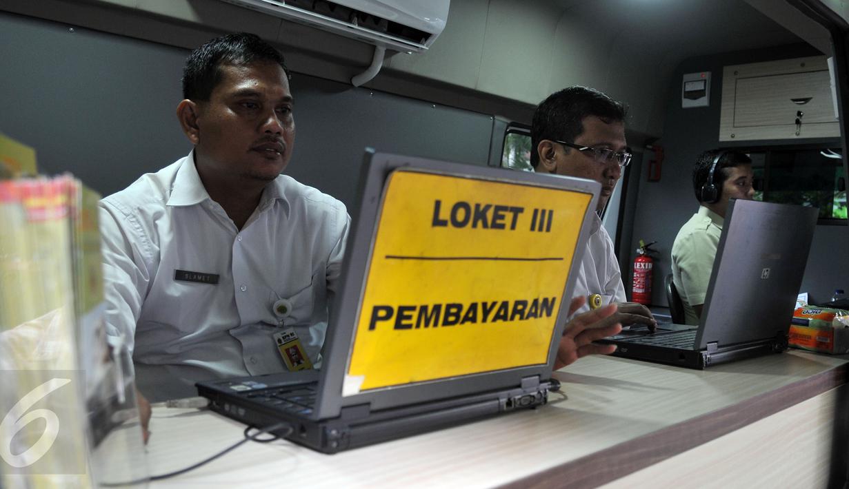 Sejumlah operator berjaga di Mobil Operator Layanan online Badan Pertanahan Nasional terparkir untuk melayani masyarakat peluncuran Aplikasi Lintas (Layanan dan Informasi Tanpa Batas) di Kantor BPN, Jakarta, Kamis (4/2/2016). (Liputan6.com/Johan Tallo)