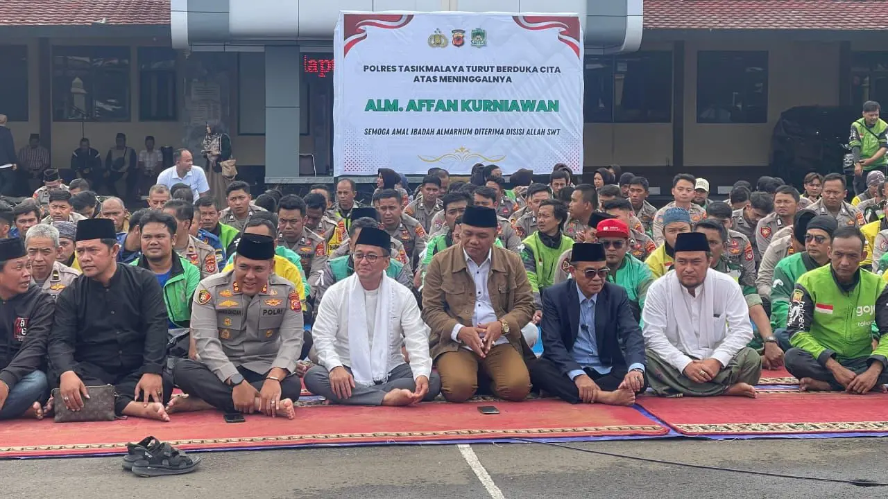Kelompok masyarakat Tasikmalaya melantunkan aksi bersolawat dan munajat doa (Istimewa)