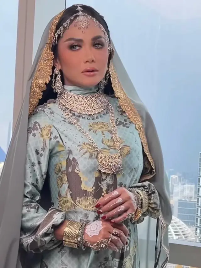 9 Adu Gaya Artis Pakai saat Pakai Lehenga, Luna Maya hingga Lesti Kejora