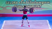 Lifter Jawa Barat, Deni, berhasil meraih emas cabang angkat besi kelas 69 kilogram dengan total angkatan 328 kilogram di Gelora Sabilulungan, Soreang, Jawa Barat, Rabu (21/9/2016). (Bola.com/Vitalis Yogi Trisna)