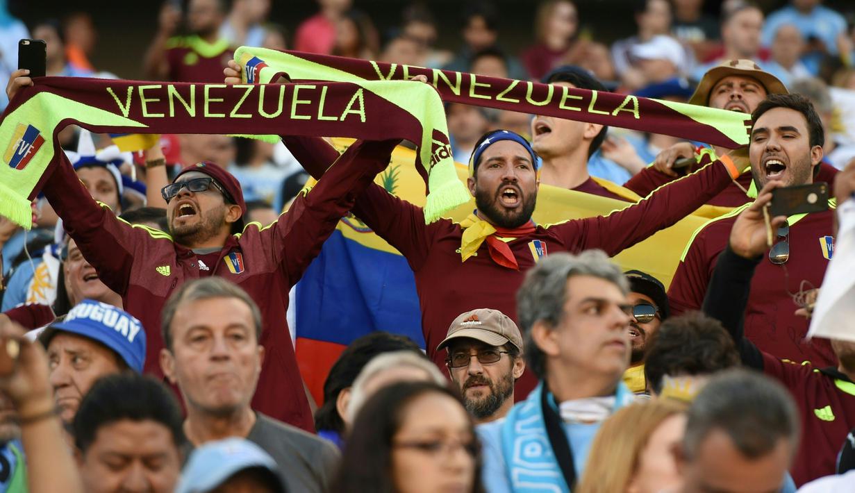 Aksi Suporter Venezuela  saat timnya berlaga melawan Uruguay pada babak penyisihan grup C Copa America Centenario 2016 di Stadion Lincoln Financial Field, Philadelphia, AS, (10/6/2016). (AFP/ Don Emmert)