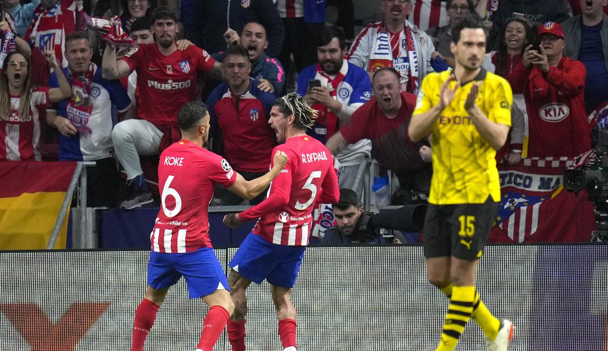 Pemain Atletico Madrid, Rodrigo De Paul, melakukan selebrasi setelah mencetak gol ke gawang Borussia Dortmund pada leg pertama perempat final Liga Champions di Stadion Metropolitano, Kamis (11/4/2024). Los Rojiblancos menang dengan skor 2-1. (AP Photo/Manu Fernandez)