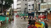 Suasana di Jalan Teluk Gong Jakarta. Jalan terputus oleh banjir. (Liputan6.com/Thomas)