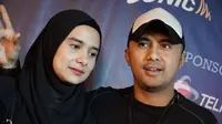 Hengky Kurniawan bersama istri Sonya Fatmala menyaksikan konser MLTR di Bandung, Minggu (2/12/2018). Huyogo Simbolon