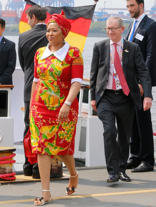 Istri presiden Afrika Selatan Jacob Zuma, Thobeka Madiba Zuma (kiri) , meninggalkan kapal setelah melakukan tur bersama sejumlah pasangan kepala negara pada hari pertama KTT G-20 di Hamburg, Jerman, (7/7). (AFP Photo/Pool/Michael Probst)