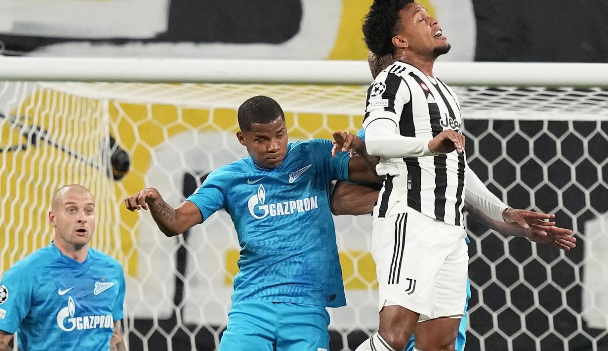 Gelandang Juventus,Weston McKennie berebut bola udara dengan pemain Zenit St. Petersburg, Wilmar Barrios pada pertandingan Grup H Liga Champions di Gazprom Arena di St.Petersburg, Rusia, Kamis (21/10/2021). Juventus menang atas Zenit St. Petersburg 1-0. (AP Photo/Dmitry Lovetsky)