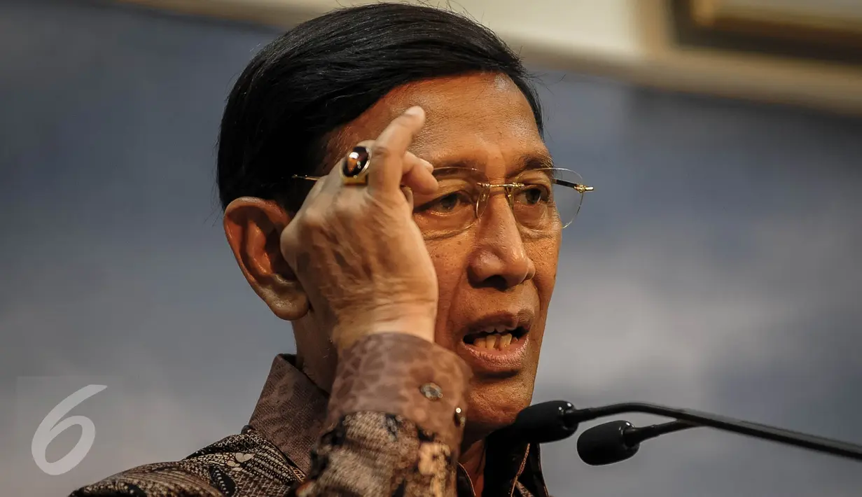 Menkopolhukam Wiranto memberikan keterangan mengumumkan Satgas Saber Pungli di Kantor Presiden Komplek Istana Kepresidenan, Jakarta, Jumat (21/10). (Liputan6.com/Faizal Fanani)