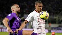 Duel pemain Fiorentina Arthur Cabral (kiri) dengan penggawa AC Milan Malick Thiaw pada laga lanjutan Serie A 2022/2023 di Stadion Artemio Franchi, Minggu (5/3/2023) dini hari WIB. (Marco Bucco/LaPresse via AP)