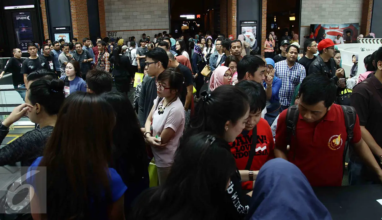 Pengunjung memadati bioskop CGV Blitz Grand Indonesia Jakarta, Sabtu (26/3). Acara nonton bareng Batman Vs Superman : Dawn of Justice disponsori oleh Bank Jabar Banten (BJB). (Liputan6.com/Angga Yuniar)