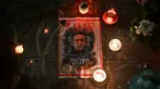 Foto yang diambil pada 1 Maret 2024 ini menunjukkan potret mendiang pemimpin oposisi Rusia Alexei Navalny dengan bunga dan lilin yang diletakkan sebagai penghormatan di tugu peringatan di depan Kedutaan Besar Rusia di Beograd. (OLIVER BUNIC/AFP)